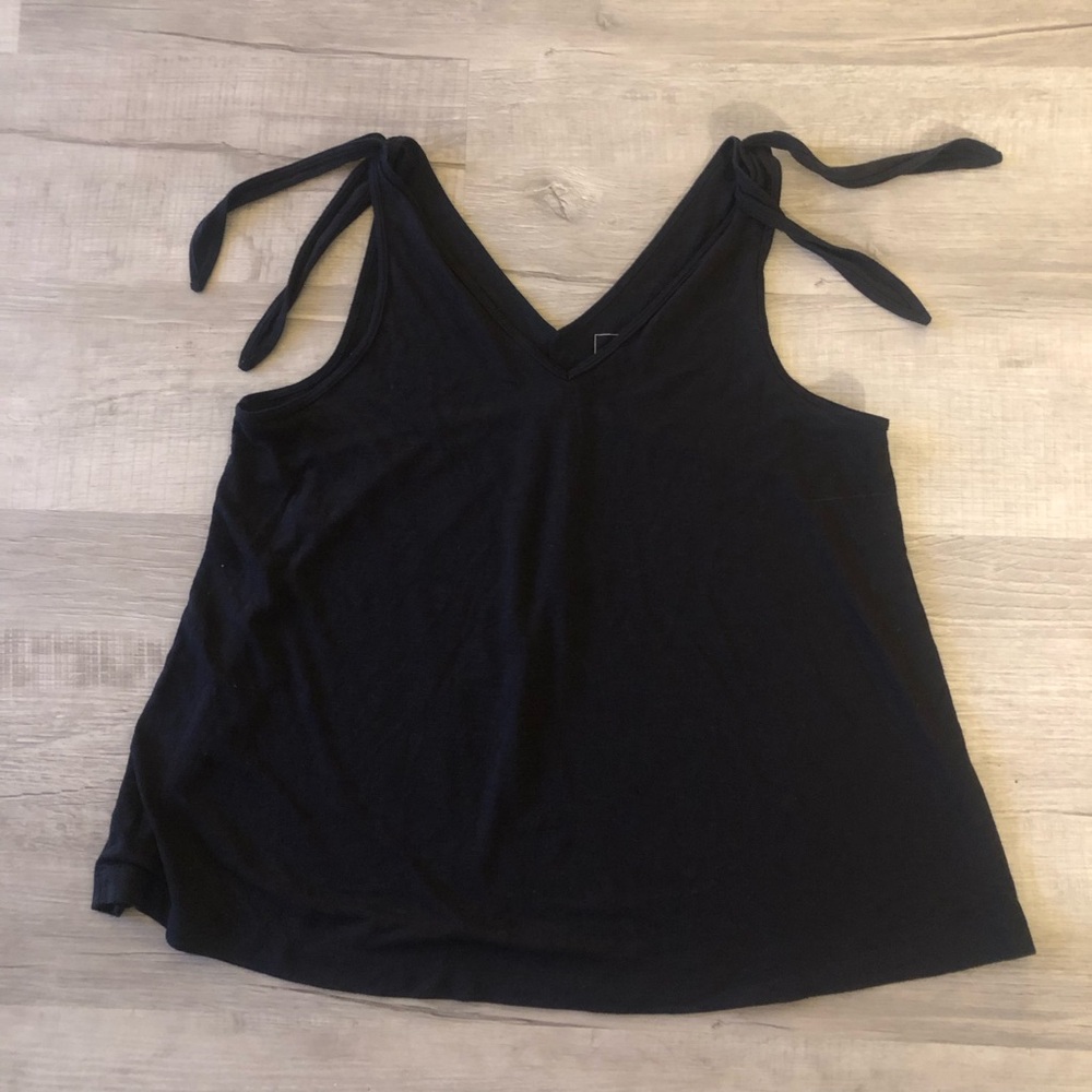 Sonoma black V-neck top. Large
